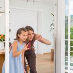 Mutter mit Kind hinter Fensterscheibe